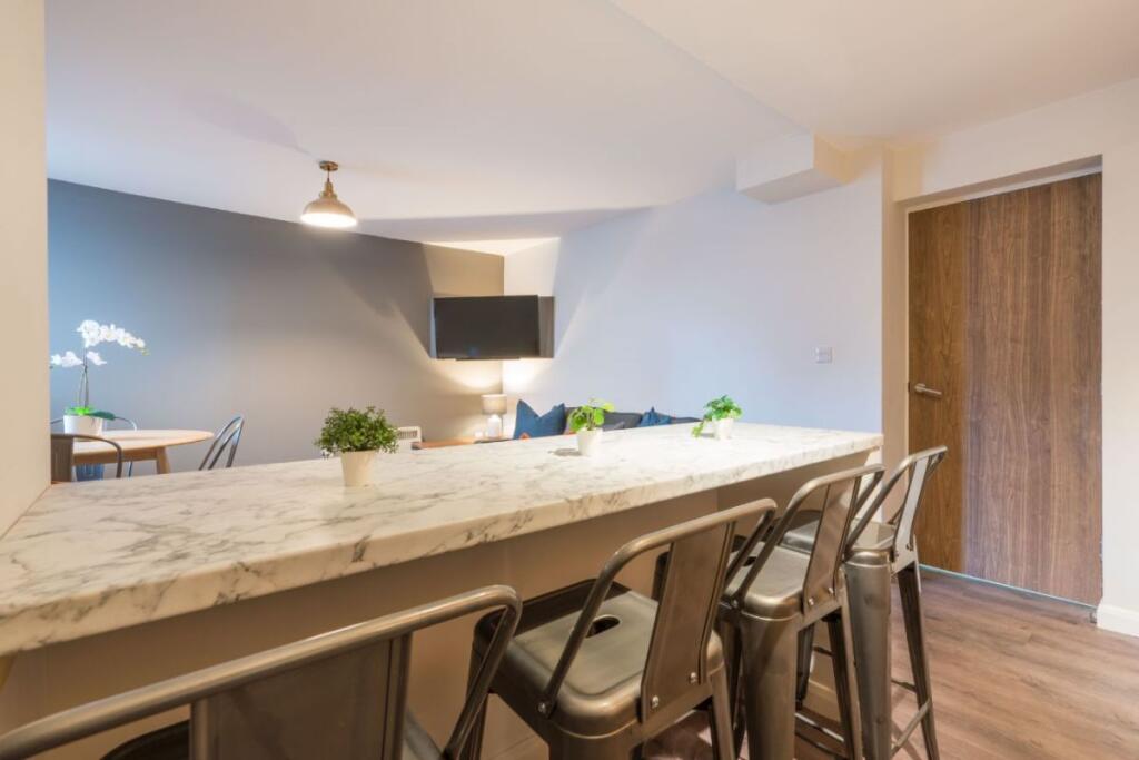 KH10 - Living Area / Kitchen