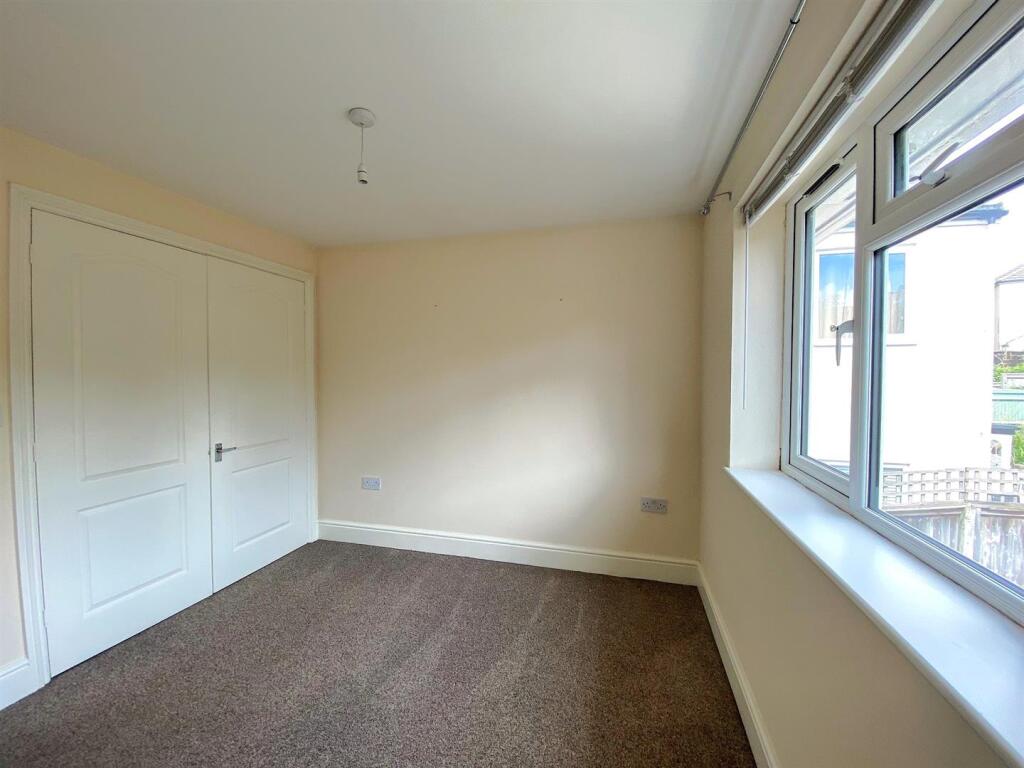 2 Edinburgh Rd - Bed2.jpg