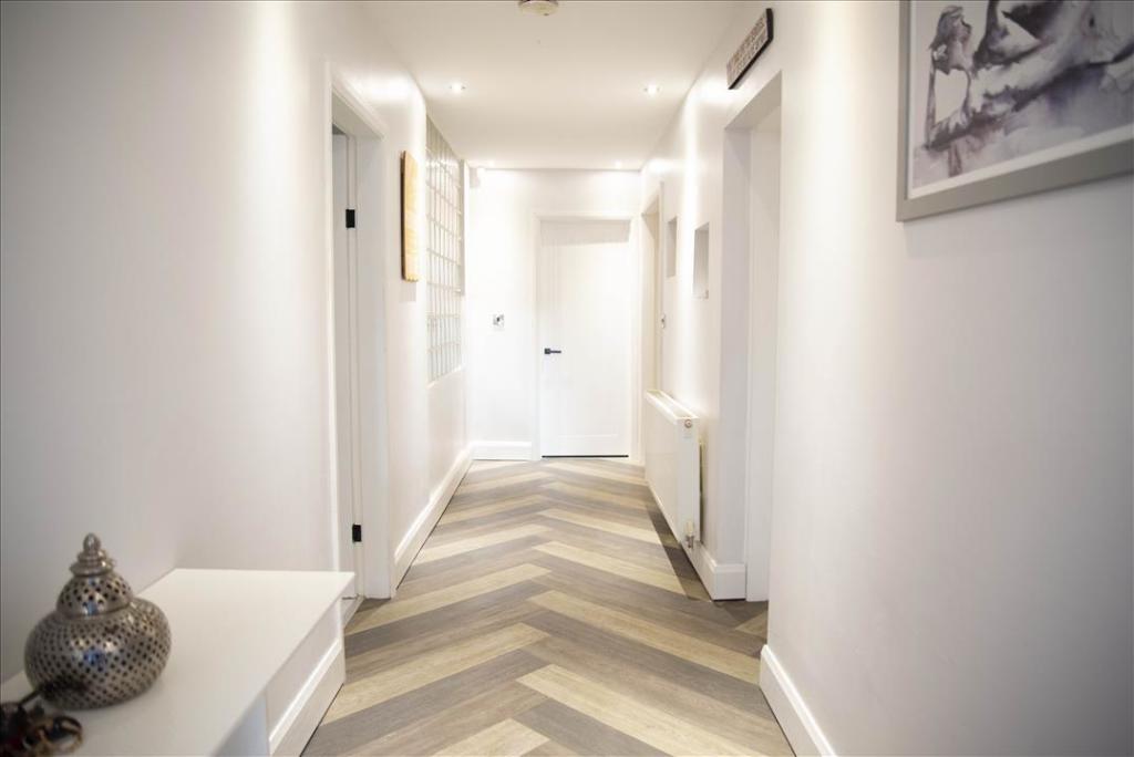 ENTRANCE HALL - L SHAPED