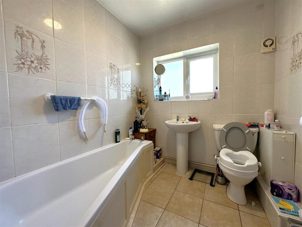 Family Bathroom 031