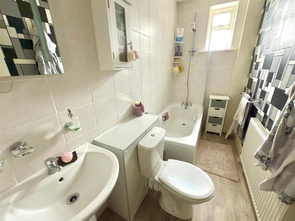 Main Bathroom.jpg