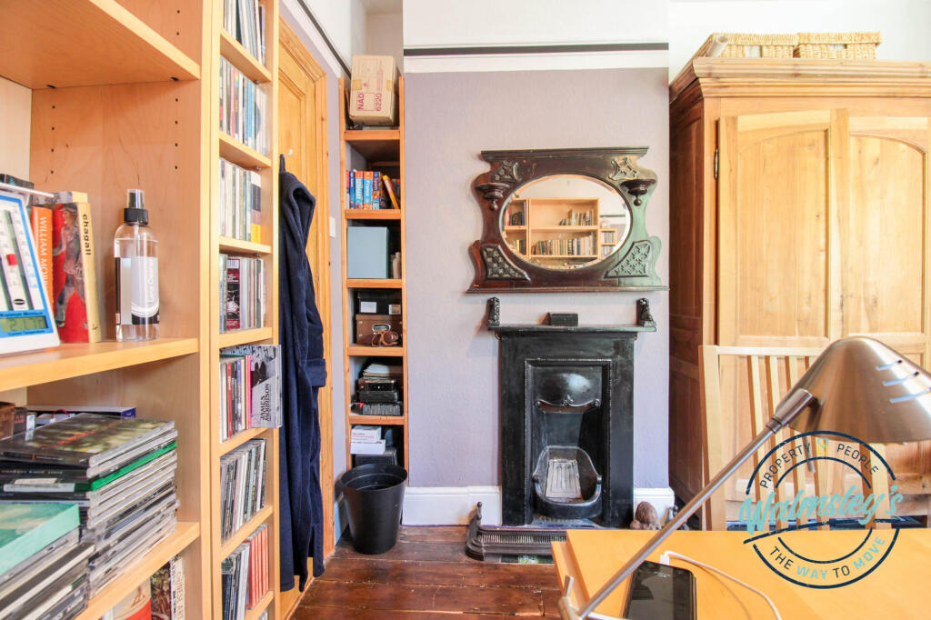 Middle bedroom (1st floor)