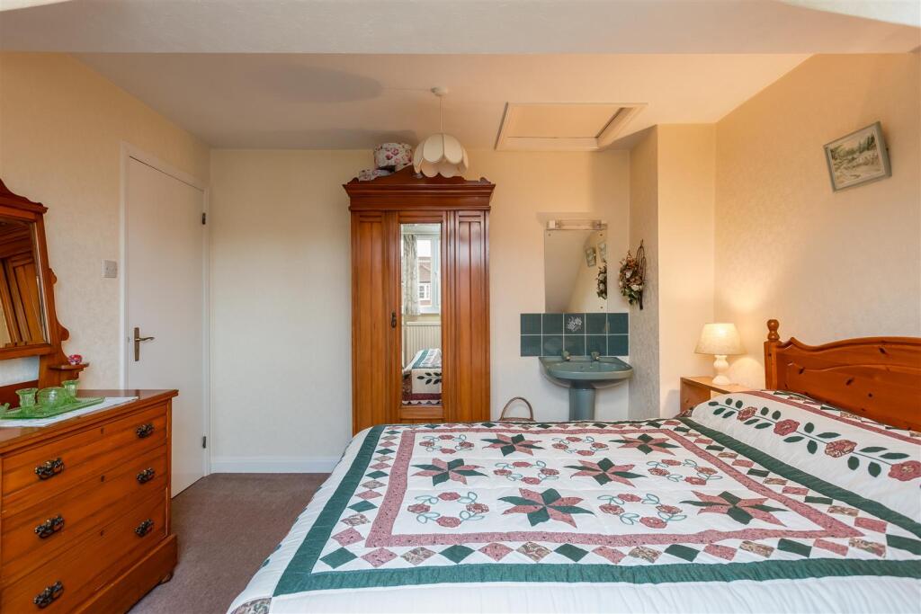 Station Road 9A Bedroom 2-2.jpg