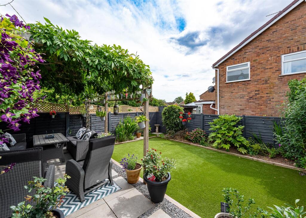 4 Oak Road-garden2.jpg