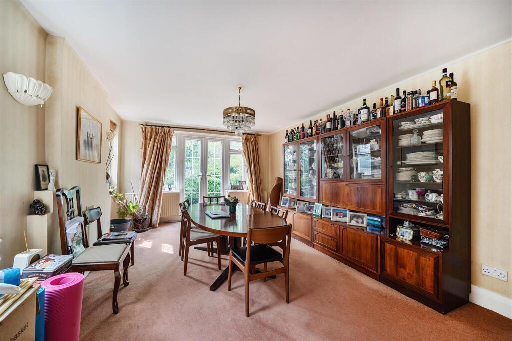 Lounge/Dining Room: