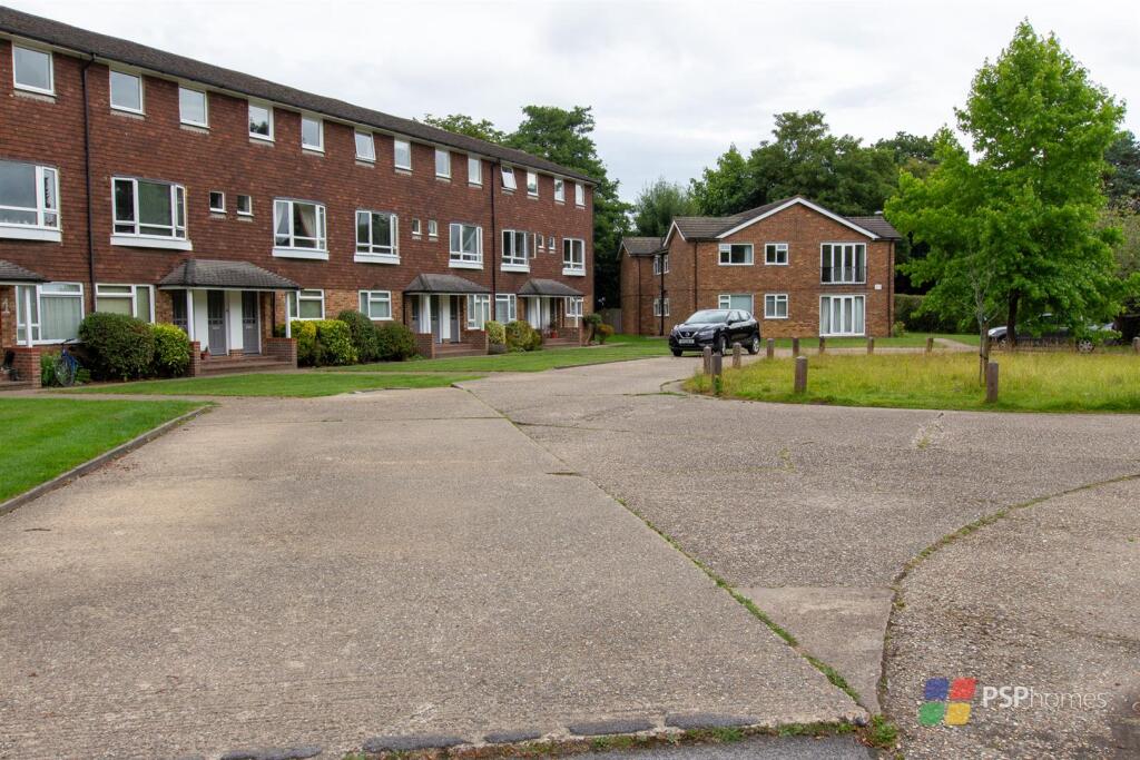 7 Queens Crt - front.jpg