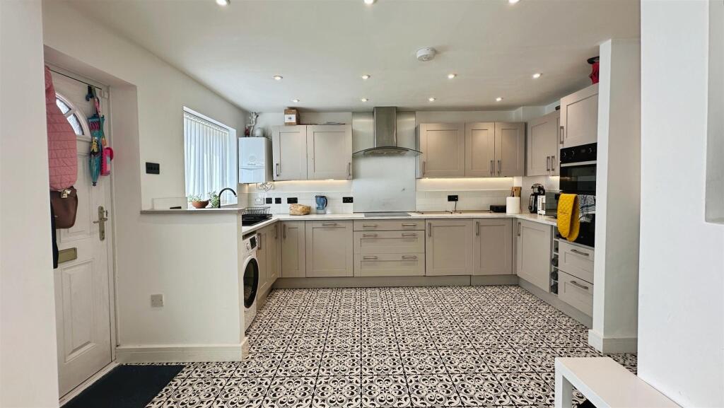 b8ab56e0--4882-8163-95E2CA2D4261-16722-0000054ECC2