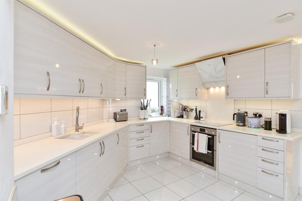 Lounge/ Kitchen
