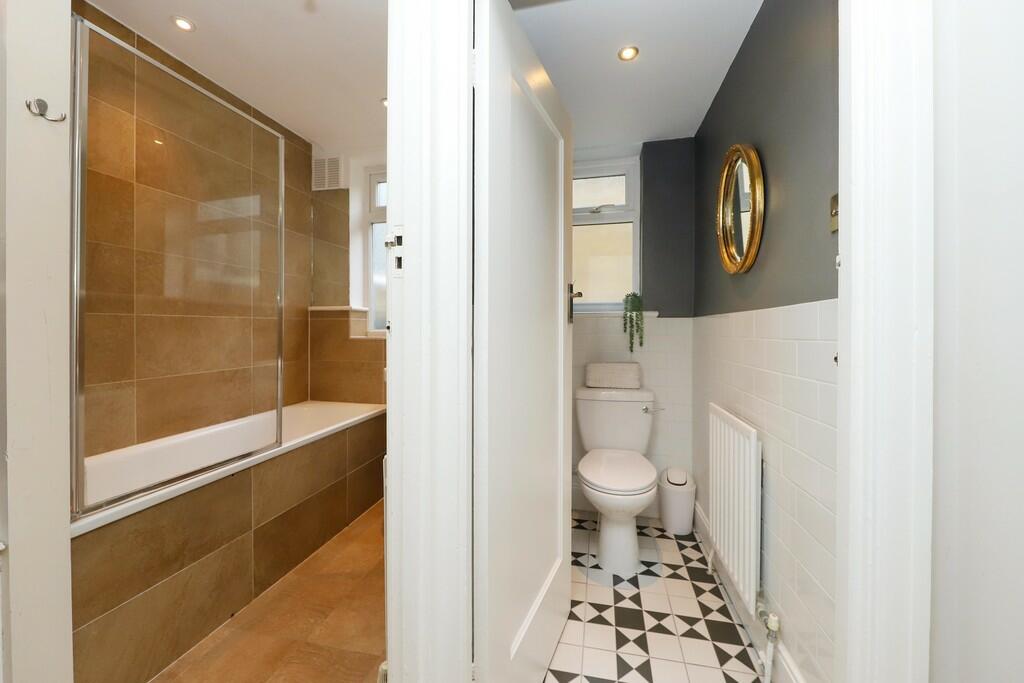 85a Field End Roa...