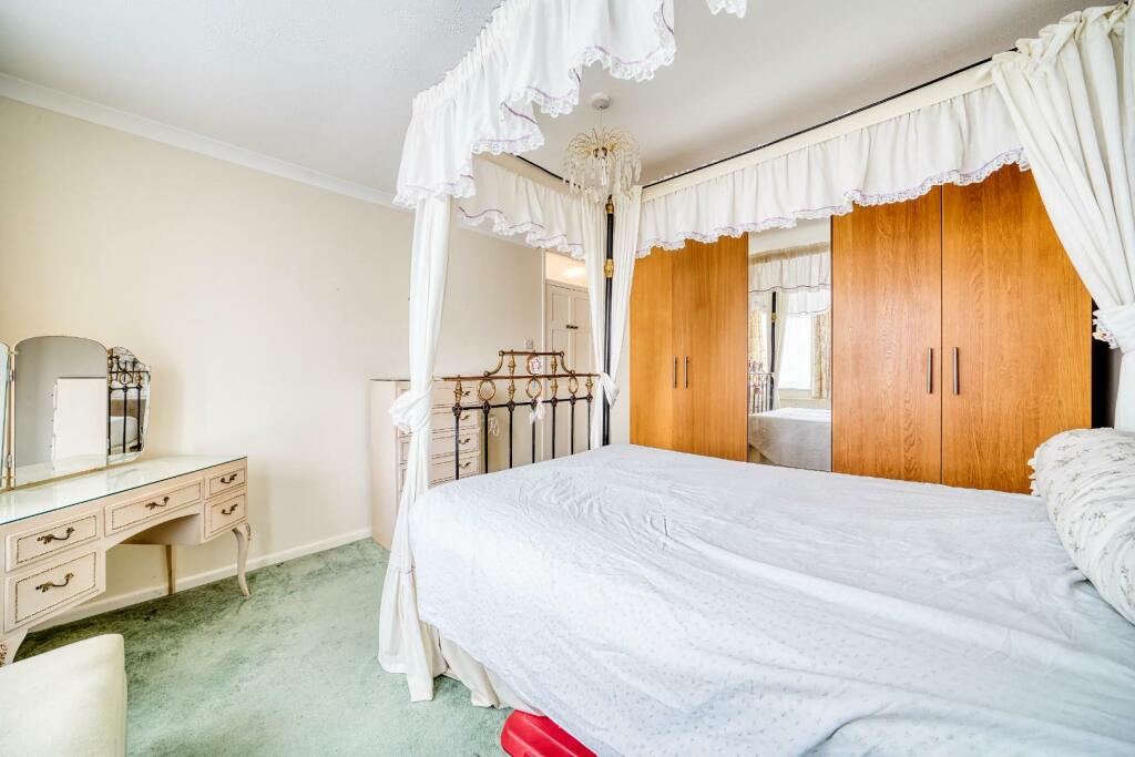 14 - bedroom.jpeg