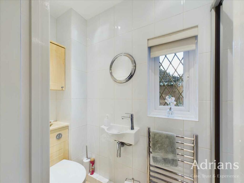 EN-SUITE SHOWER ROOM