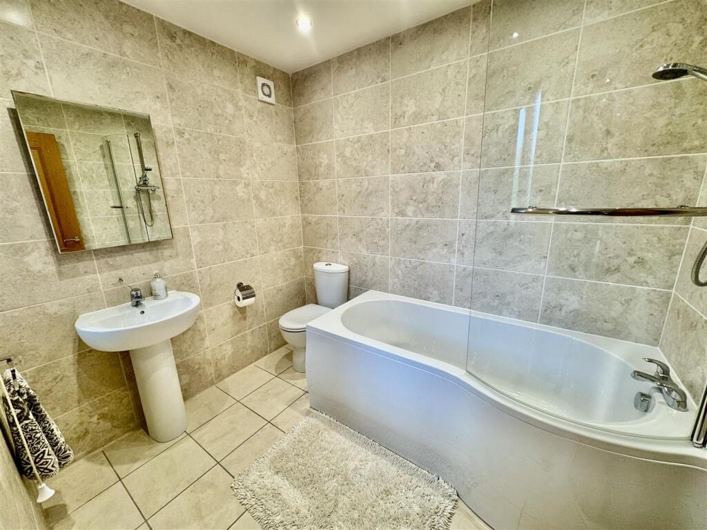 EN SUITE BATHROOM