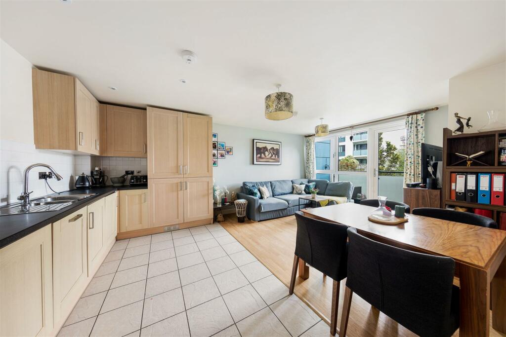 Apollo Court E15