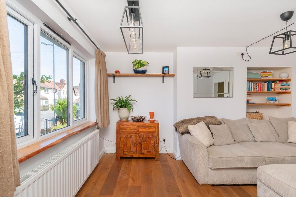 6M5RBR - Living Room B.jpg