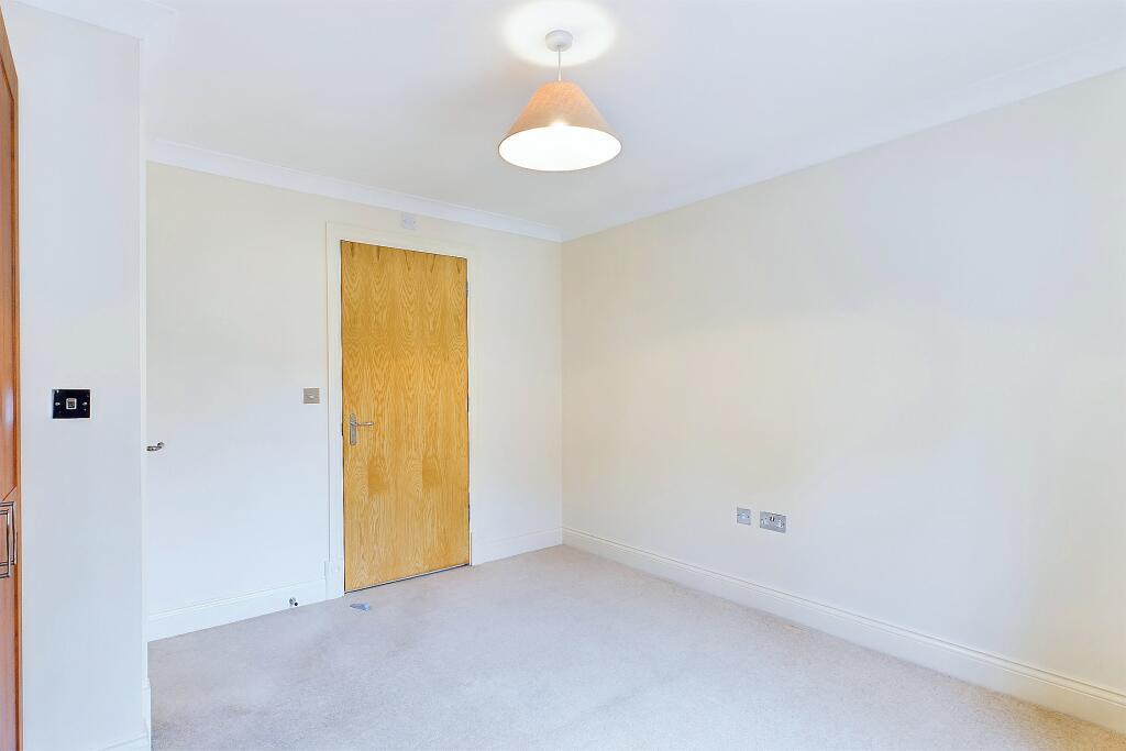 CAM04201G0-PR0050-STILL013