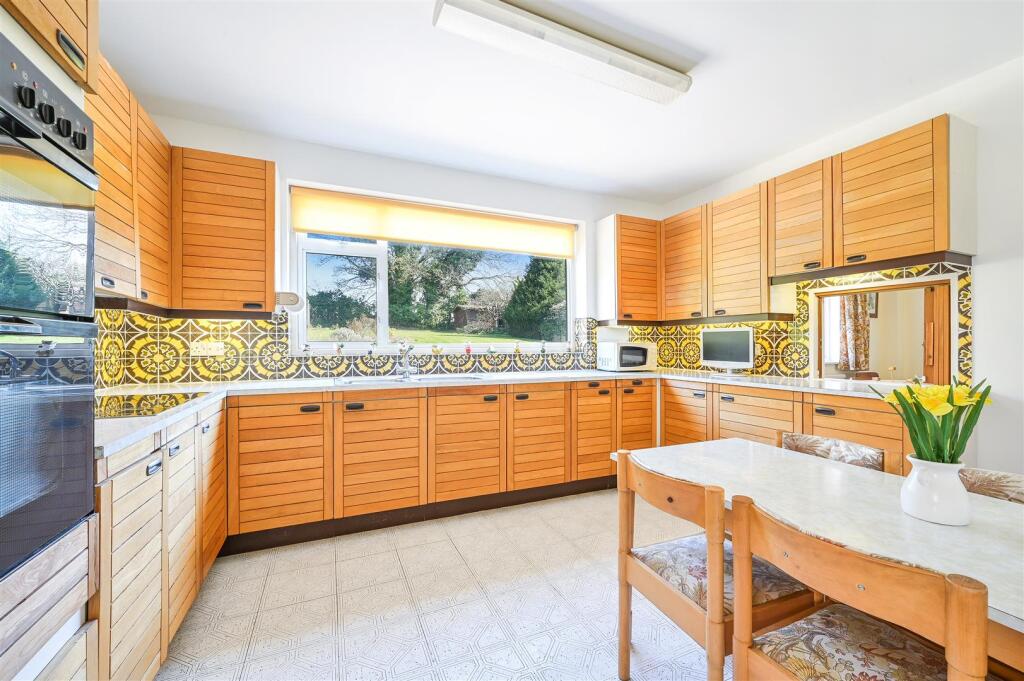 LONGDOWN LANE, 49A (14).jpg