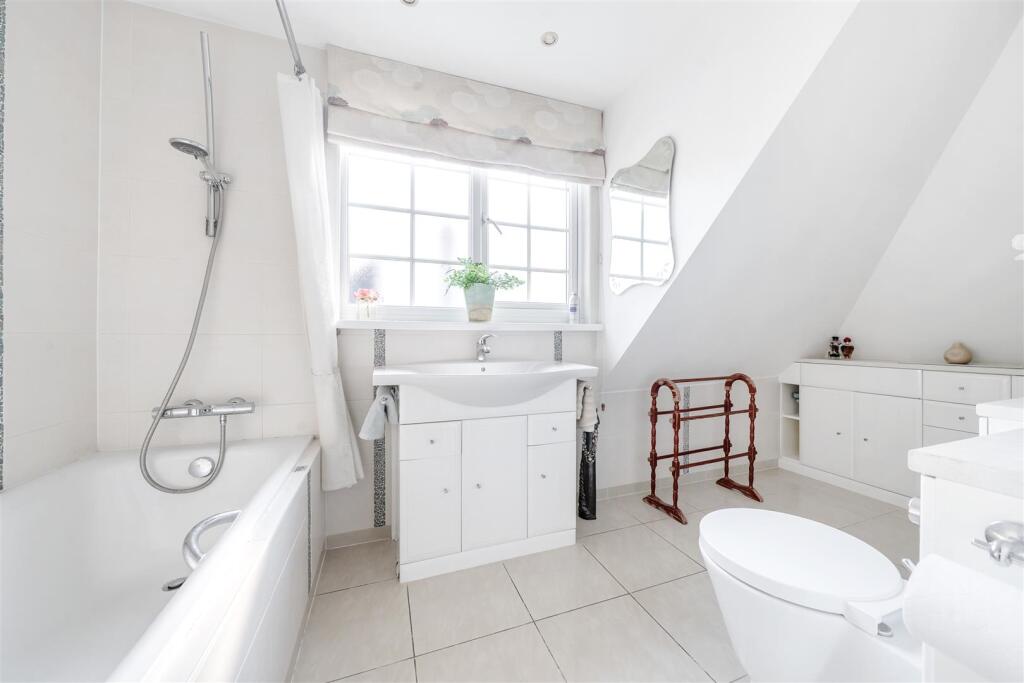 En Suite Bathroom: