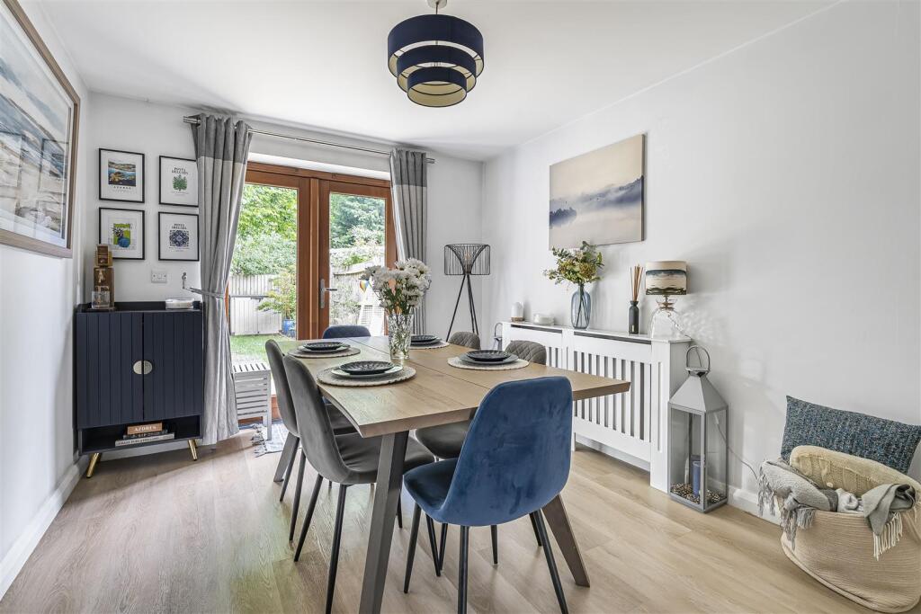 6 Reindeer Court, Potterpury (13).JPG