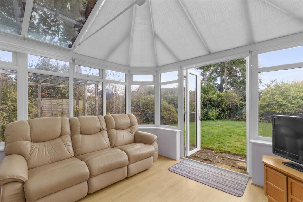 8 Lyndon Gardens, HP13 7QJ-11.jpg