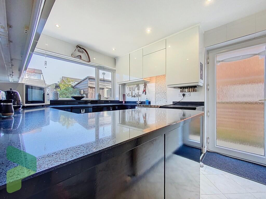 Fully fitted kitc...