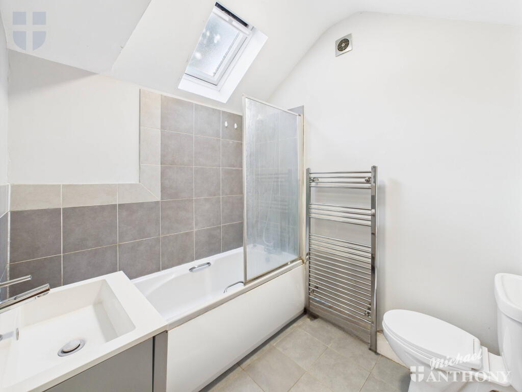 CAM03852G0-PR0340-STILL001