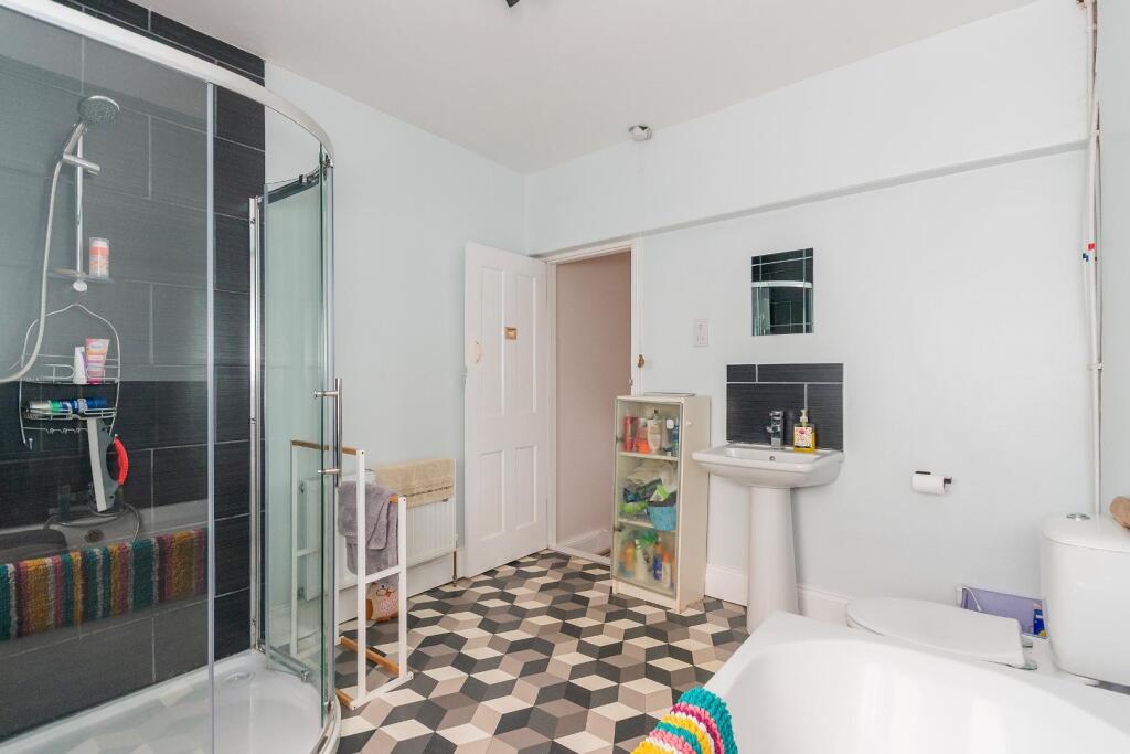 8D6RWH - Bathroom B.jpg