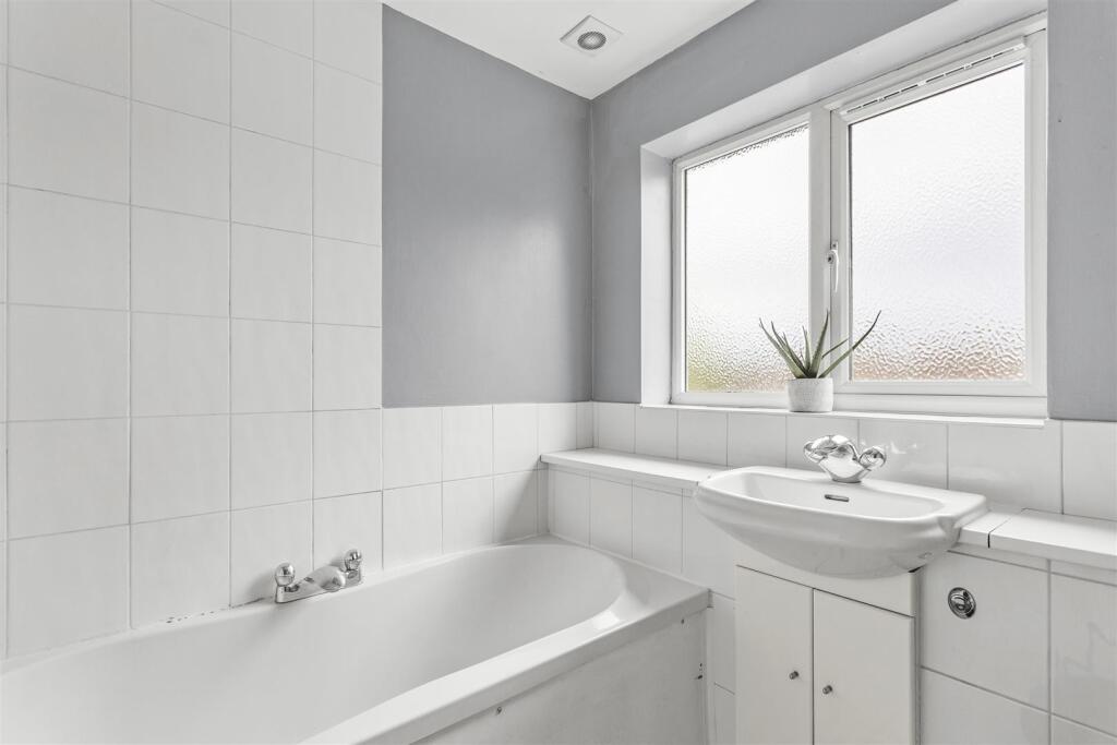 66 Lansdowne Way, HP11 1TN-1.jpg