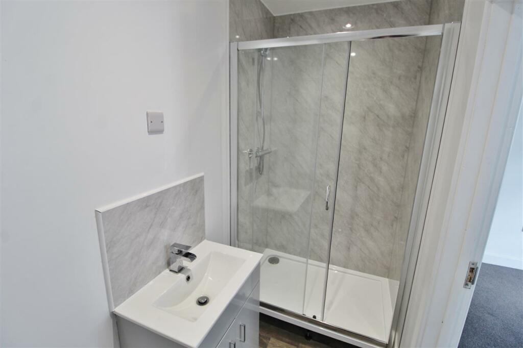 EN-SUITE SHOWER ROOM