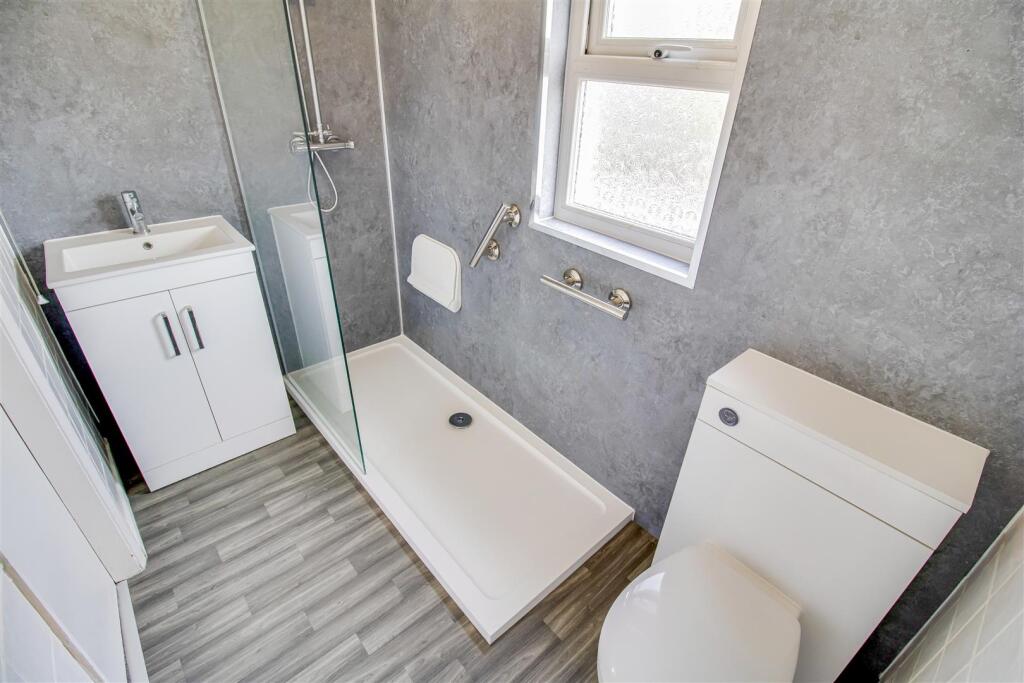 SHOWER ROOM/W.C.