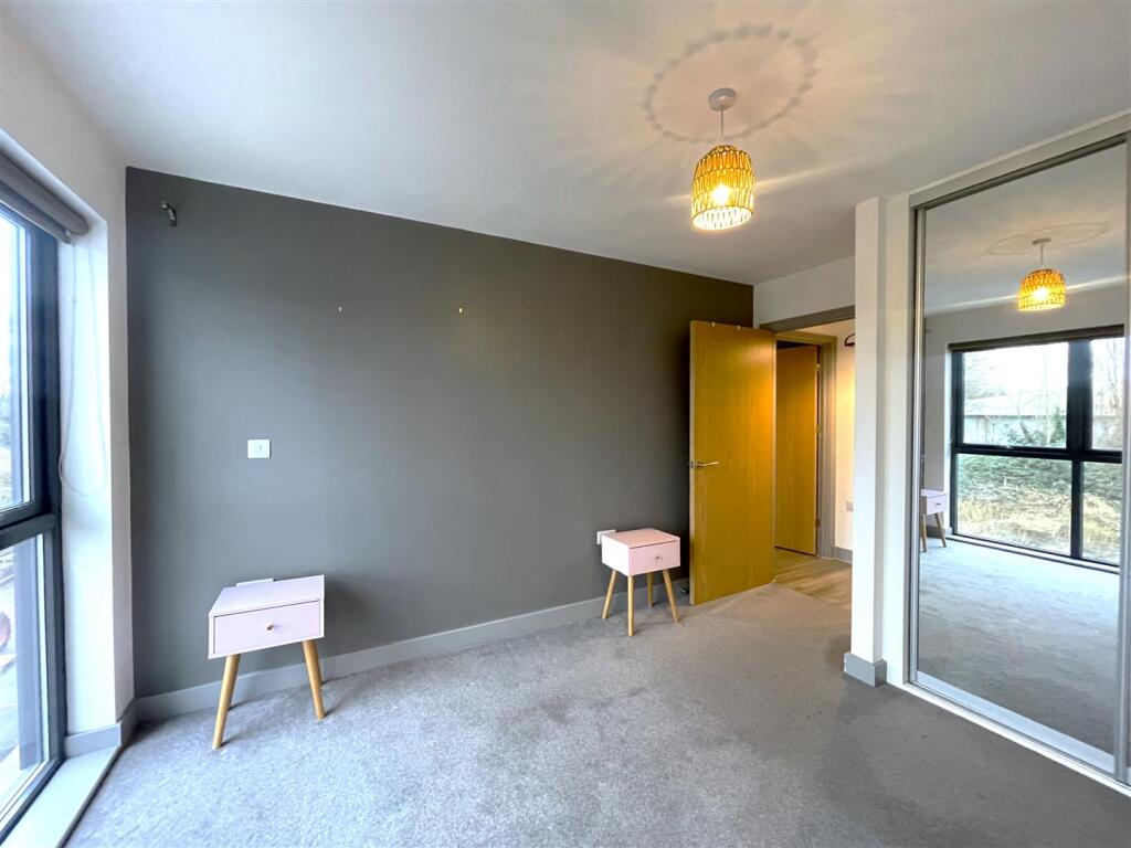 4 - 2 Bedroom Flat for auction, Paintworks.JPG