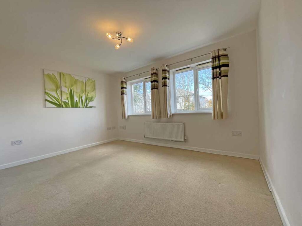 Cobham Close 31 Lounge Front...jpg