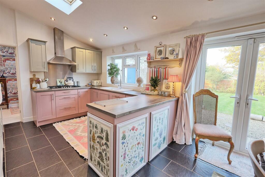 KITCHEN/DINING ROOM