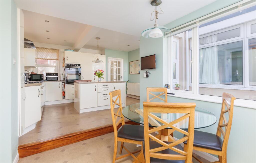 Kitchen/Breakfast Area