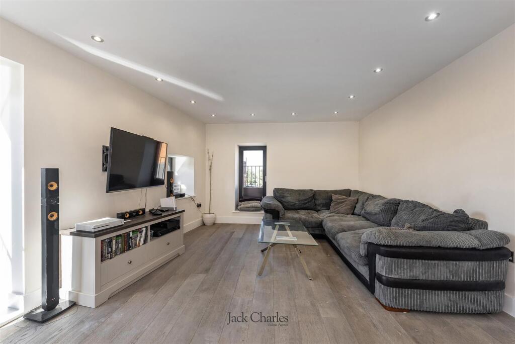 5 Ronnies Wharf, TN9 1EX 007.jpg