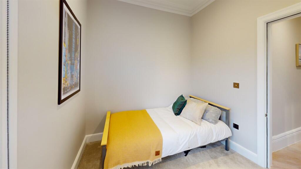 Flat-4-22-Kensington-Gardens-Square-Bedroom 4.jpg