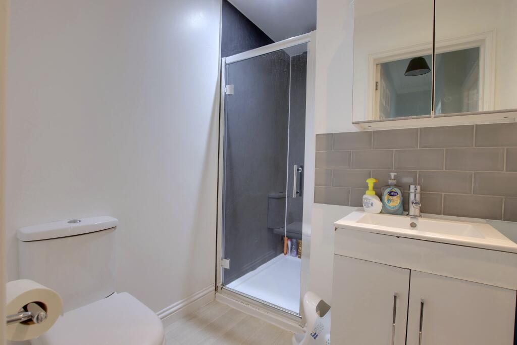 FLAT ONE-SHOWER ROOM