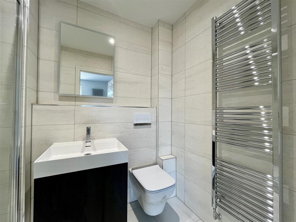 Master ensuite.jpeg