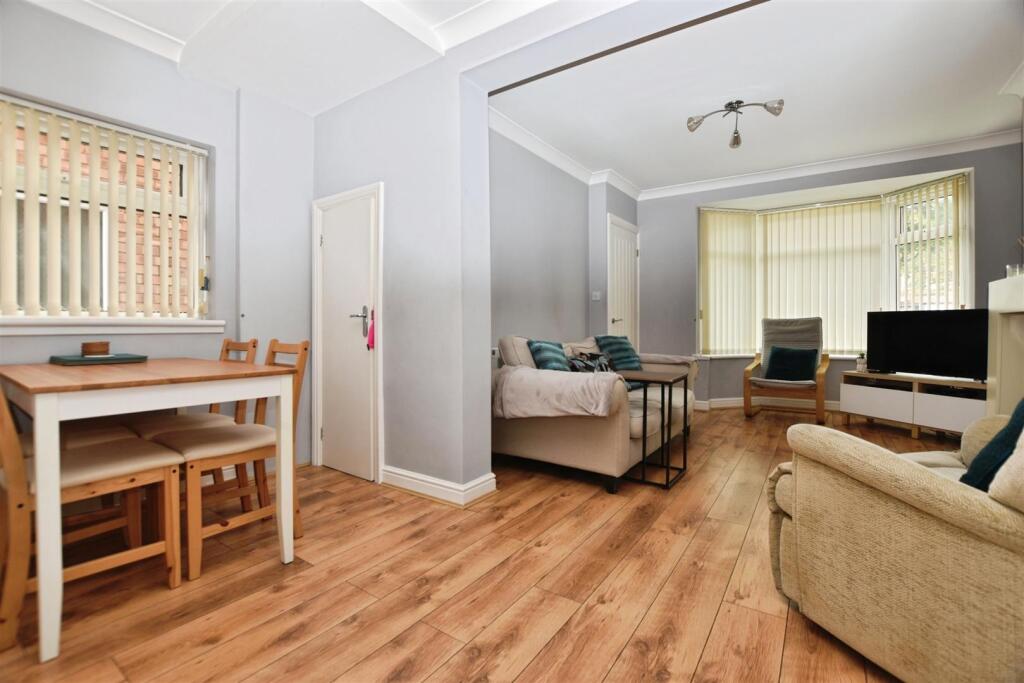 Open plan lounge / dining room