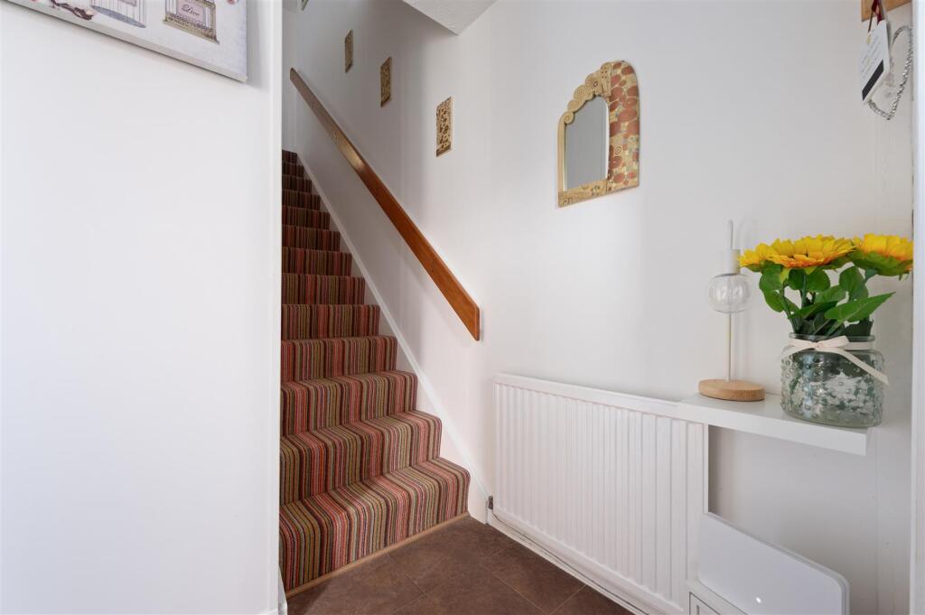 7 Fairley Court 004.JPG