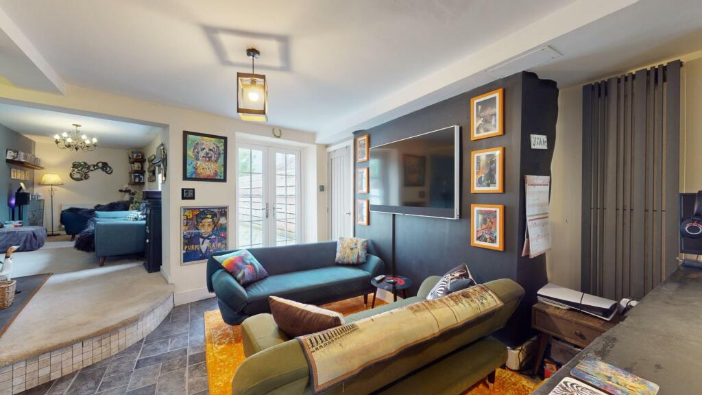 DINING AREA/LOUNGE