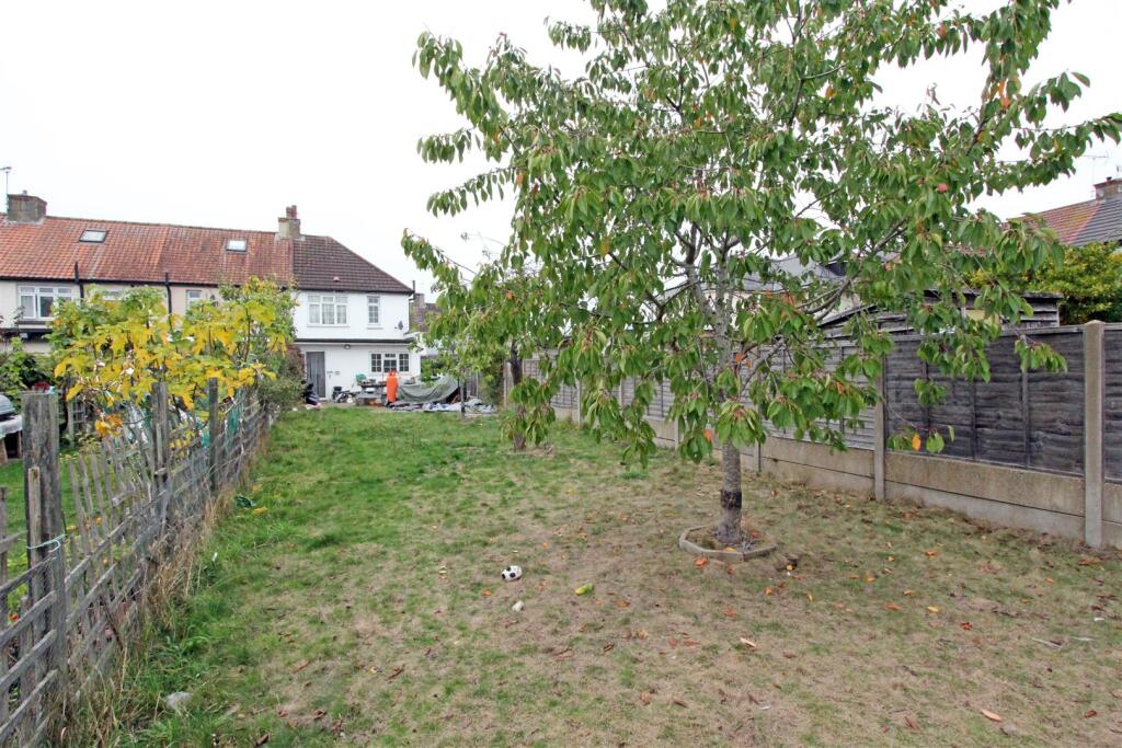 IMG_6504 garden rear.jpg