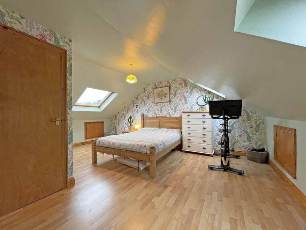 Edgecumbe Park Road 27 Bed 1.......jpg