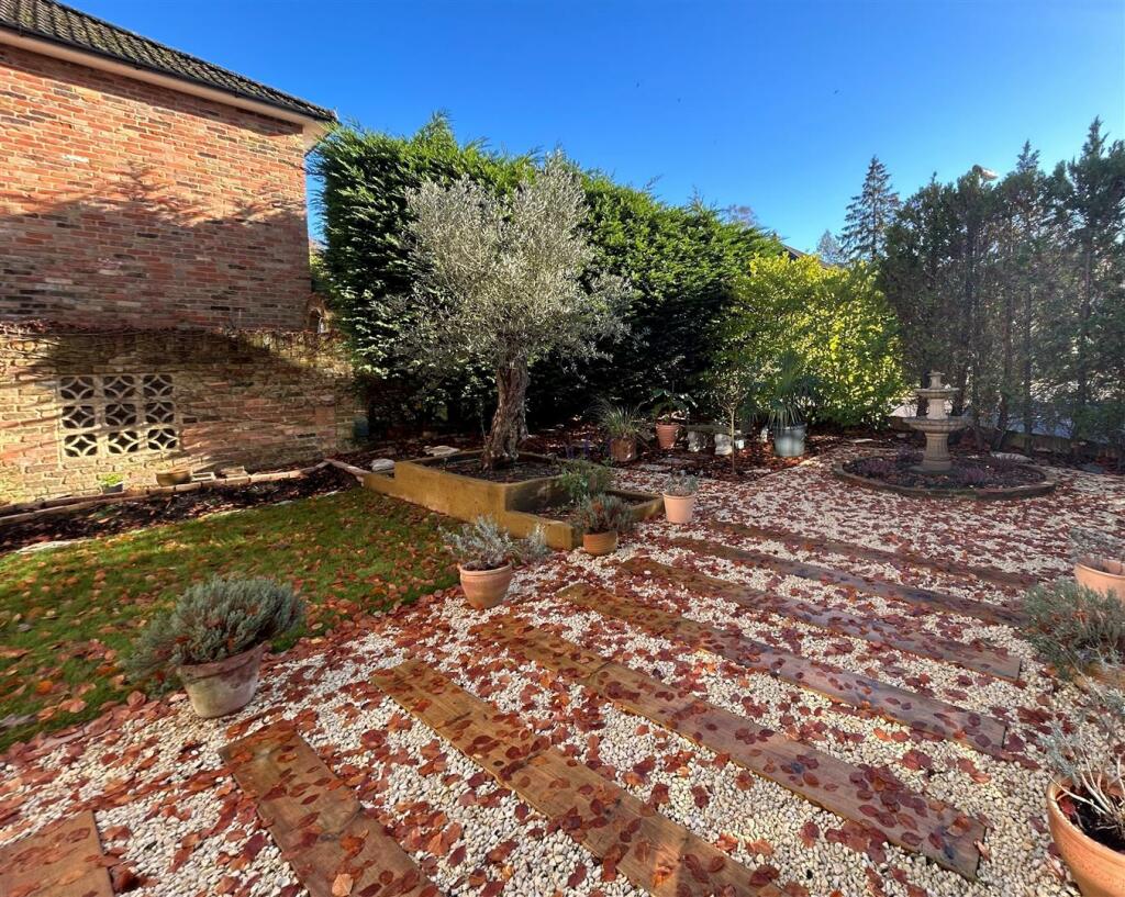 1 Devonshire Drive Front fountain 2.jpg