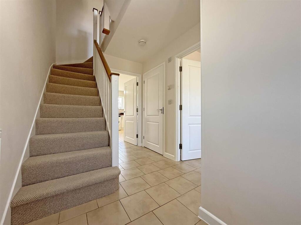 Cobham Close 14 - Hall.jpg