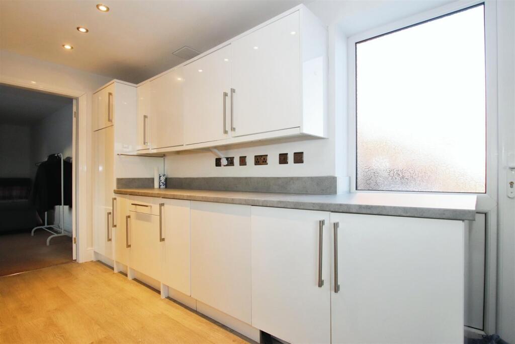 LOUNGE / FITTED KITCHEN