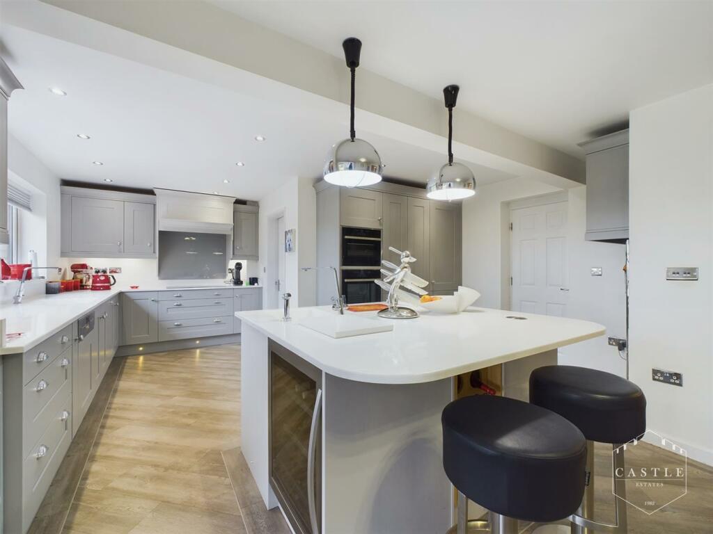 OPEN LIVING KITCHEN - Kitchen Area