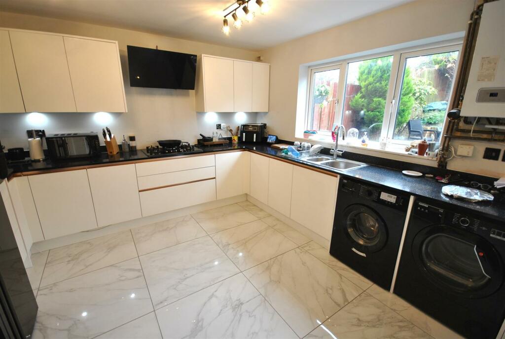 KITCHEN / DINER
