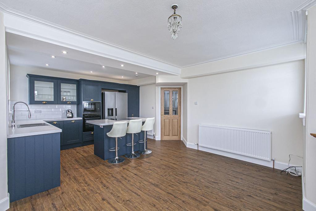 LOUNGE TO KITCHEN