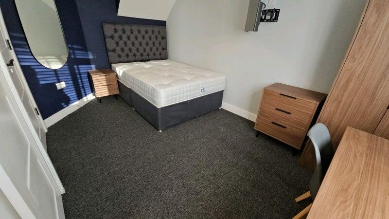 Well-presented double bedroom with a comfortabl...