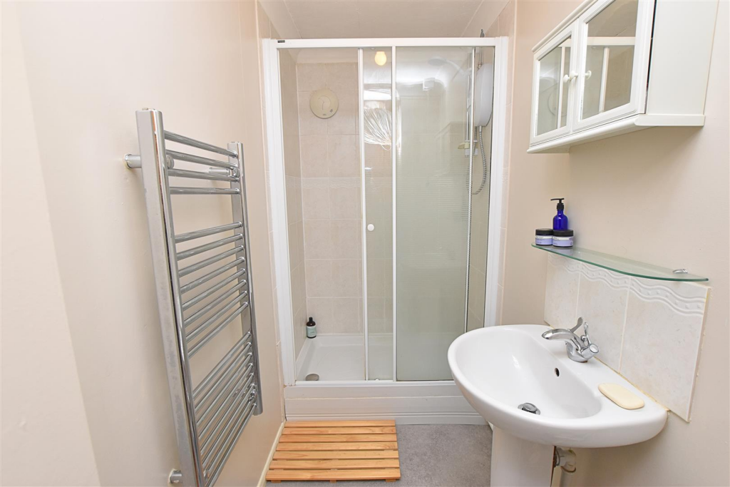 EN SUITE SHOWER ROOM